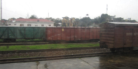 ベトナムの鉄道の車窓。貨車が見える