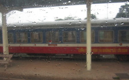 ベトナムの鉄道の車窓。他の車両が見える