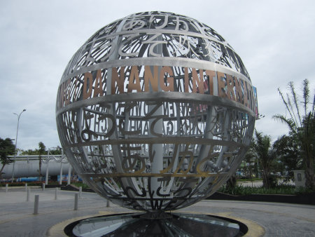 ダナン国際空港の地球儀オブジェ