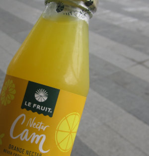 ダナン国際空港で買った瓶のオレンジジュース