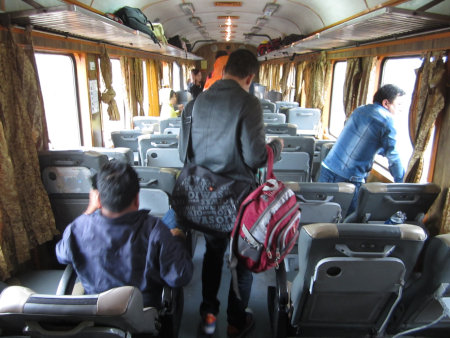ベトナムの鉄道車両内部（エアコンありソフトシート）