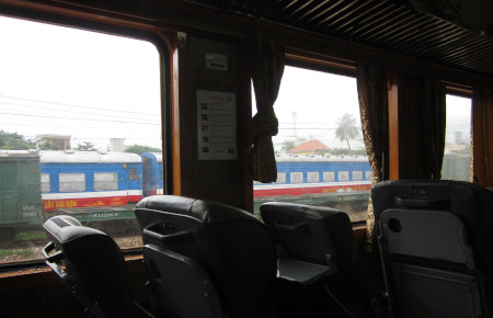 ベトナムの鉄道車両内から見た車窓風景