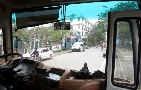 バスから見たフエの街の風景。