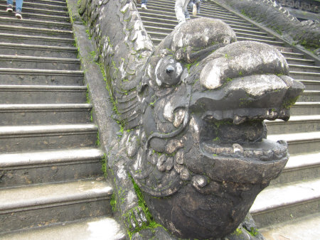 カイディン帝廟の階段の彫刻