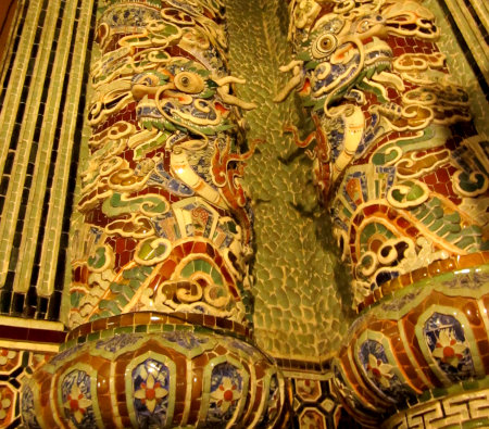 カイディン帝廟内部のタイル装飾