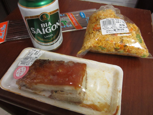 ベトナムのスーパーマーケットで買ったビールとおかず