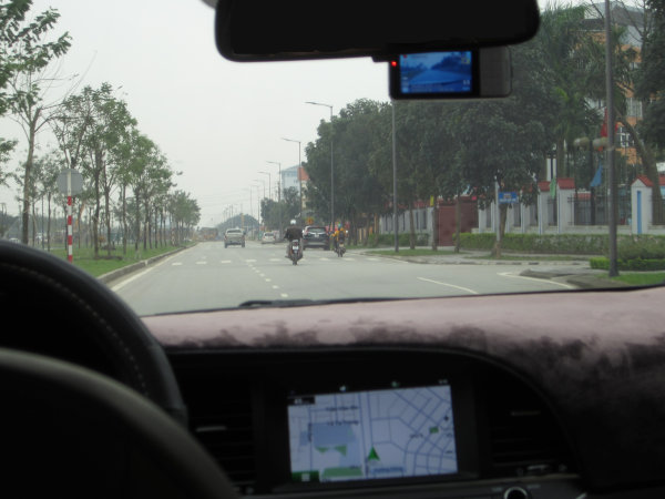 フエからフバイ国際空港への道をタクシーから見た様子