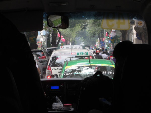 ホーチミン市の渋滞をバス内部から見る