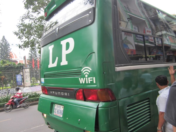 LONG PHUONGの緑色のバス