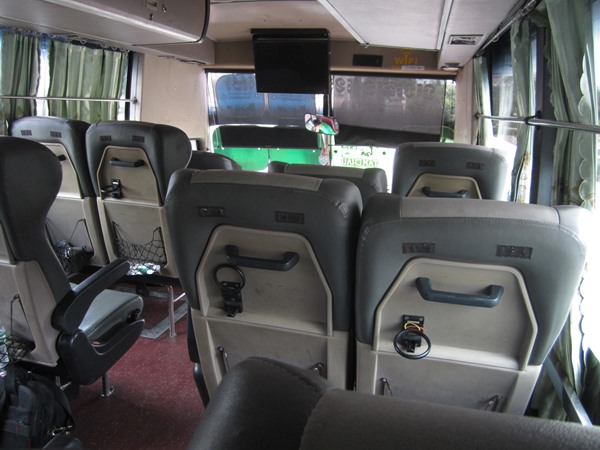 LONG PHUONGの緑色のバスの内部