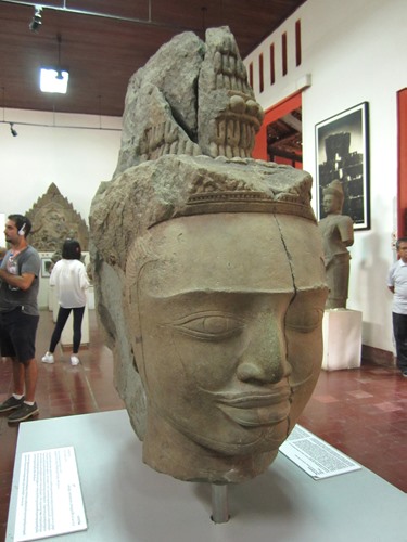 プノンペン国立博物館に展示されている仏頭らしき石像
