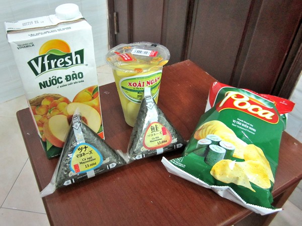ベトナムのファミリーマートで買ったおにぎりやジュース