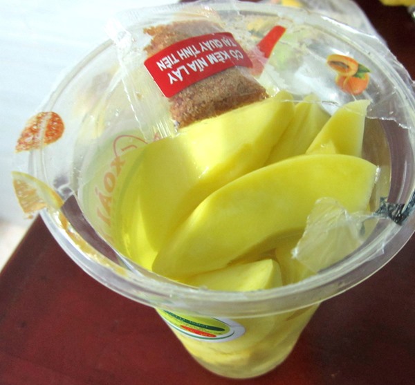 ベトナムのファミリーマートで買ったパックのマンゴー