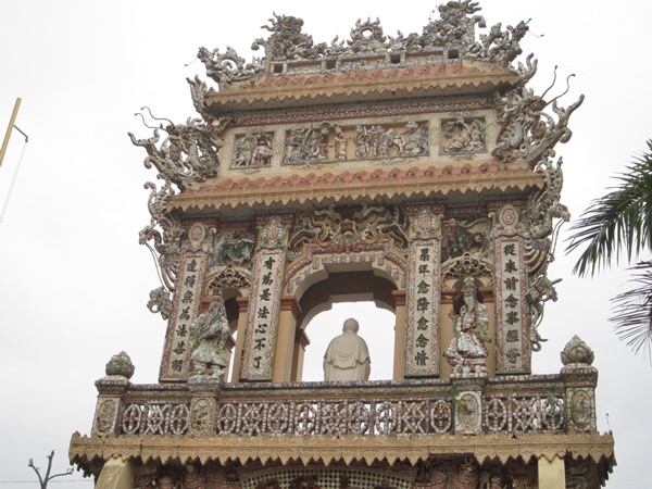 ミトーのお寺、永長寺の装飾された門
