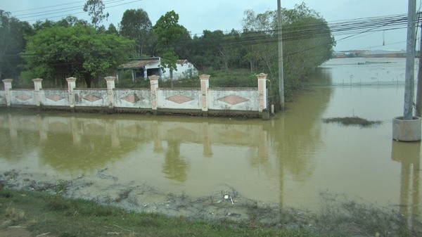 カンボジアの建物の塀と、まるで水が溢れたような風景