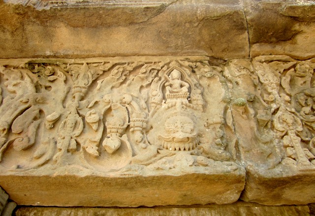 チャウ・サイ・テヴォーダの壁面の彫刻
