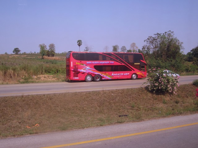 タイからカンボジアの方へ走っているバス