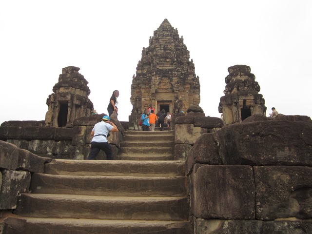 バコンの大きな建築物に登っている観光客たちと階段