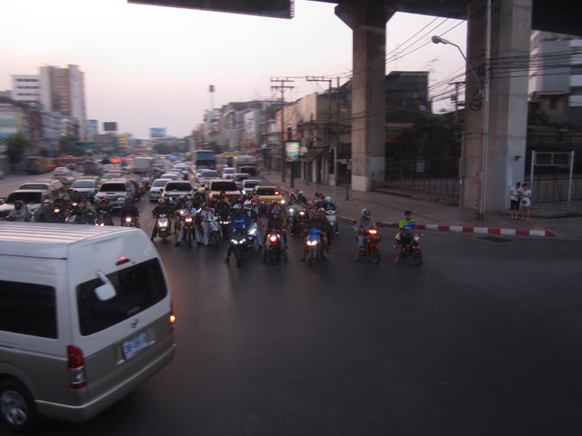 車とバイクであふれる夕暮れのタイの道路