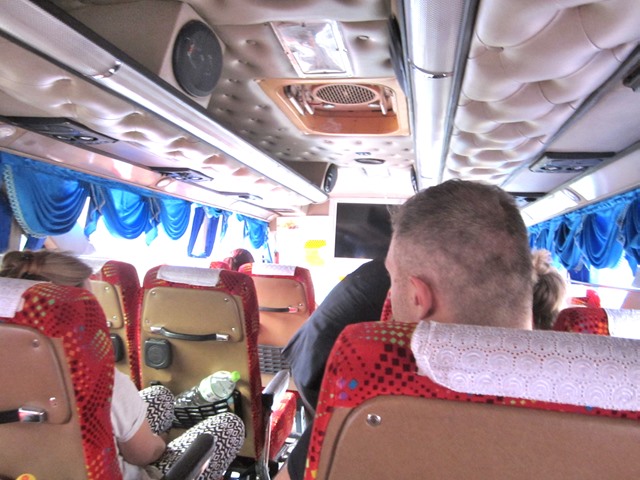 カンボジアとタイを結ぶバスの内部