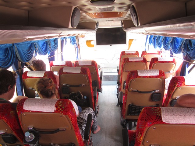 カンボジア～タイへ走るバスの内部