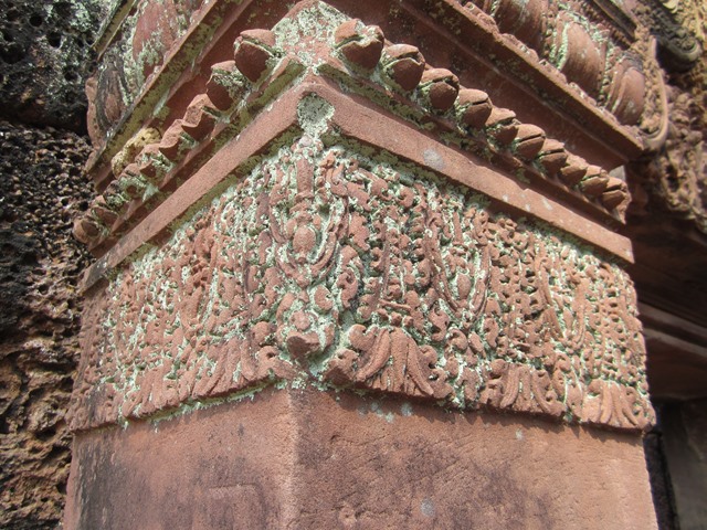 バンテアイ・スレイの柱と彫刻