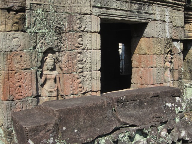 プリヤ・カーンの壁に掘られた像と彫刻