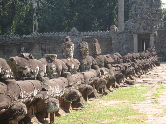 プリヤ・カーンの入口付近に並ぶ像たち