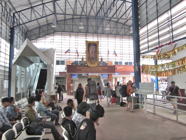 タイの入国審査の建物の入り口付近