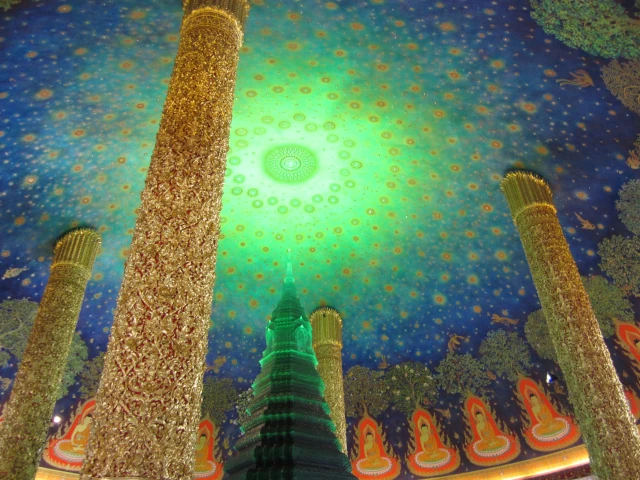 ワットパクナムのエメラルドグリーンの仏塔と天井画
