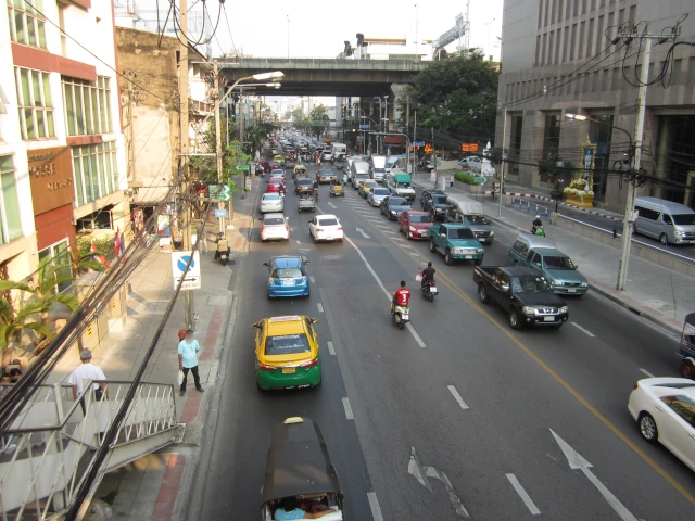 バンコクの歩道橋からナショナルスタジアム駅方向を見た景色