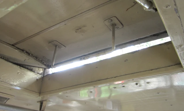 バンコクの赤バスの天井の通風口