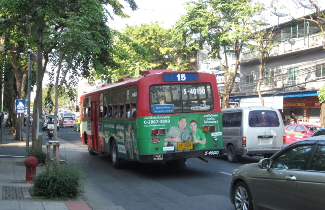 バンコクの赤バス15番が走り去る風景