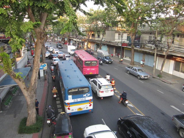 バンコクのワットサケット周辺の道を走るバスと乗用車