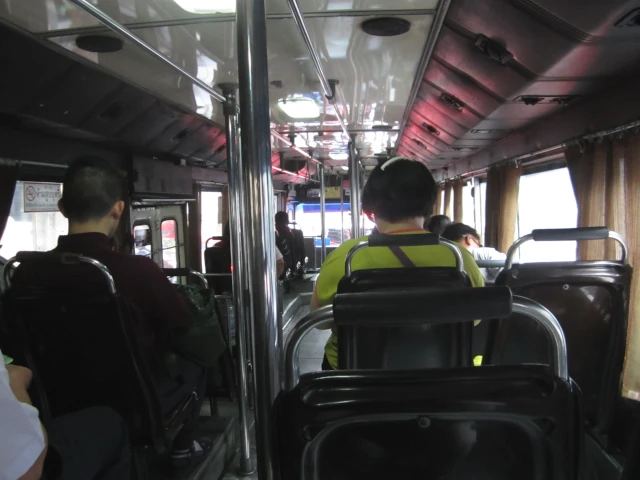 バンコクのエアコン付きバスの内部