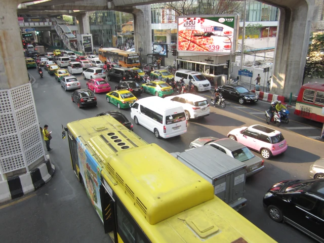バンコクのサイアム駅付近を車が走る風景