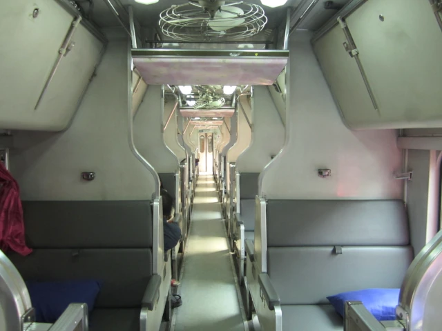 タイ国鉄の寝台車両内部