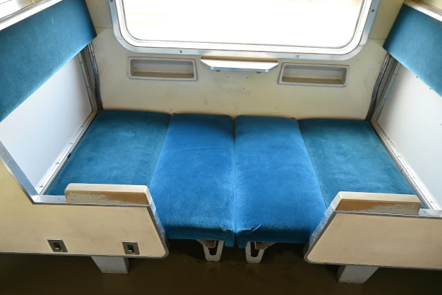 九州鉄道記念館の581系の座席を寝台に転換した様子