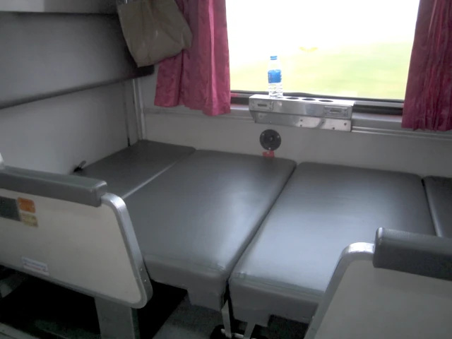 タイ国鉄の寝台車両内部の座席を寝台に転換した様子