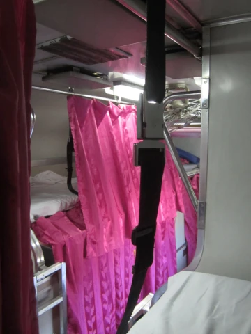 タイ国鉄の寝台車上段の転落防止ベルト