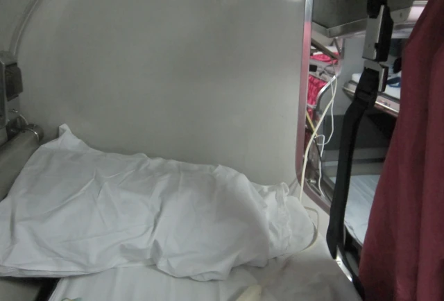 タイ国鉄の寝台車の上段ベッド