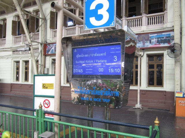フアランポーン駅ホーム3番線の行き先案内電光掲示板