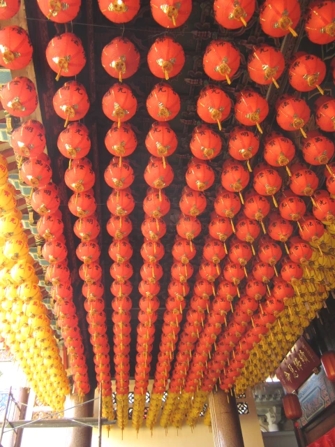 ペナンの極楽寺の様子。天井にたくさんの提灯が並んでいる