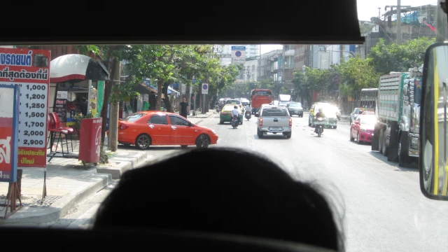タイの路線バスからみた道路の様子