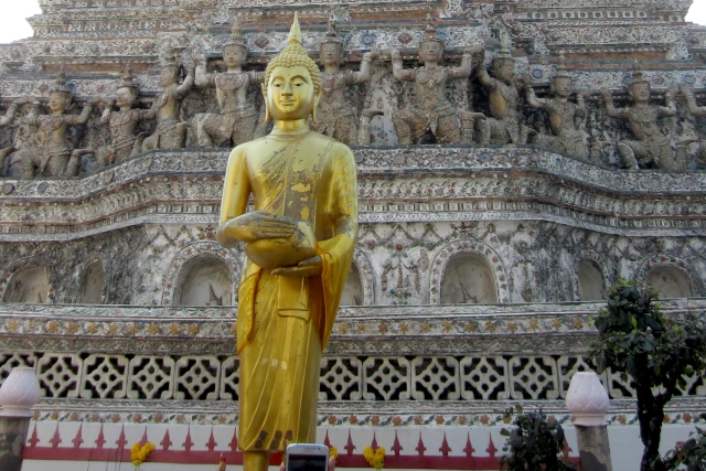 修復前のワット・アルンの金色の仏像