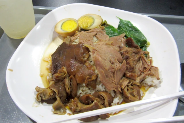 ゲートウェイ・エカマイのフードコートで食べた豚肉のせご飯