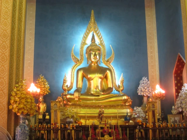 ワット・ベンチャマボピットの金色の仏像