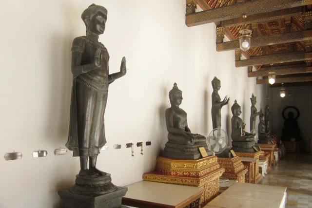 ワット・ベンチャマボピット回廊に展示される世界各地の仏像