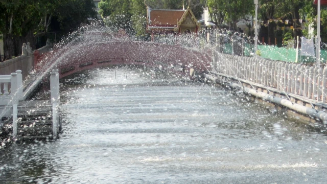 ワット・ベンチャマボピットの噴水の様子