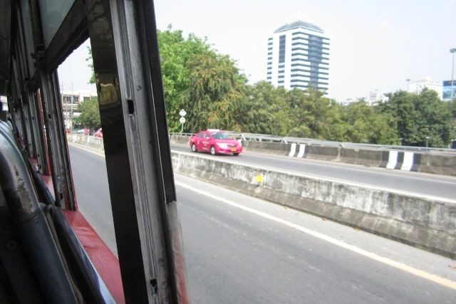 バンコクの赤バスの車窓。道は空いている